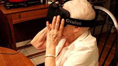 Seniorka vbec poprvé zkouí virtuální realitu.