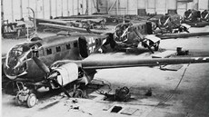 Výroba letoun� Siebel Si 204 ve vyso�anské továrn� Aero. 