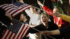 Lidé slaví v ulicích Watertownu zadrení Dochara Carnajeva.