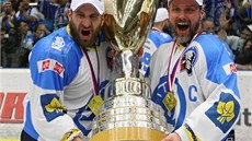 MÁ HO! Martin Straka (vpravo) se laská s pohárem pro hokejové mistry
