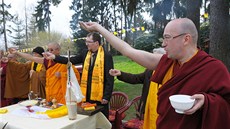 Rituál p�i slavnostním otev�ení buddhistického parku.