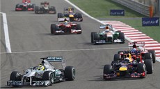 DO ZATÁKY. Nico Rosberg vede startovní pole pi Velké cen Bahrajnu.