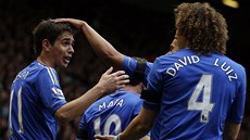 RADOST MODRÝCH. Fotbalisté Chelsea oslavují gól do sít Liverpoolu. Trefil se
