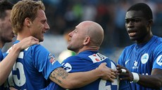 U� VEDEME. Liberecký úto�ník Ji�í �tajner (uprost�ed) dv�ma góly oto�il vývoj