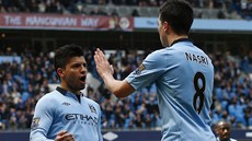 GÓL. Fotbalisté Manchesteru City oslavují trefu Sergia Agüera (vlevo) v utkání