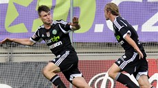JE TAM! Fotbalisté P�íbrami se radují z gólu proti Slavii. Trefil se Tomá�
