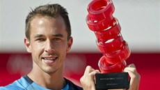S TROFEJÍ. Luká� Rosol, vít�z turnaje v Bukure�ti.