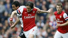 PR�NIK. Tomá�e Rosického z Arsenalu se sna�í zastavit Rafael z Manchesteru