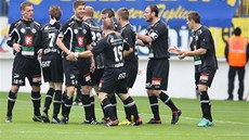 Fotbalisté Hradce Králové se radují z gólu v Teplicích.