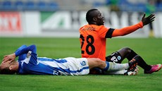 PENALTA. Liberecký Don Delarge protestuje proti naízenému pokutovému kopu v