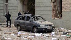 Krom oken v irokém okolí jsou ponieny i desítky aut, která tam parkovala....