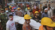 Bangladétí záchranái vynáejí tlo jedné z obtí netstí, pi kterém se...