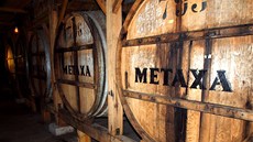 Mezi sudy metaxy je lovku dobe, vzduch je cítit píslibem, pití voní ve