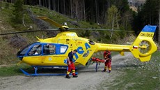 Záchraná�ský vrtulník �eká na transport pacientky v oblasti Lysé hory v