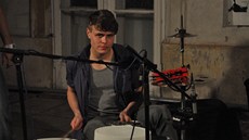 Emil a Jakub p�idali k sad� hrnc� po babi�ce také klávesy a �ermí�ské kousky s