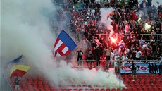 Momentka z utkání Brno - Ostrava: Divocí fanouci domácí Zbrojovky.