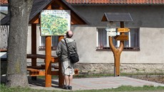 Do Číhoště se turisté sjíždí také kvůli středu České republiky. Ten je vyznačen