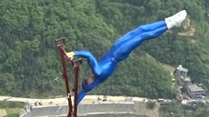 Nor ukazuje v ín akrobatické kousky ve velké výce.