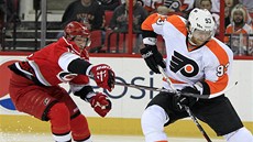 Jakuba Vorá�ka z Philadelphie (vpravo) se pokou�í zastavit Eric Staal z