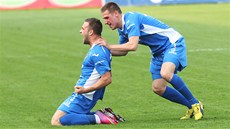 Antonín Fantiš (vlevo) a Vlastimil Stožický slaví gól Baníku Ostrava. 