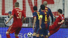 MÍ MÍÍ DO SÍT. Mario Gomez z Bayernu Mnichov dává gól Barcelon. 