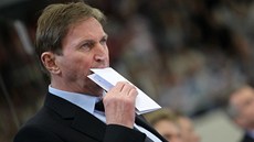 Alois Hadamczik zamy�len� pozoruje hru �eské reprezentace. 