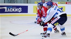 Český hokejista Tomáš Hertl čelí finskému ataku, dotírá na něj Petteri