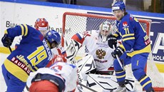 Švédský hokejista Calle Järnkrok pálí na ruského gólmana Konstantina Barulina.  