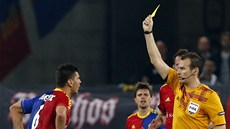 TUMÁŠ. Aleksandar Dragovič z Basileje dostává v semifinále Evropské ligy žlutou