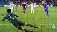 Petr ech jde do sít pro mí poté, co ho z penalty pekonal v Lize mistr barcelonský Lionel Messi.