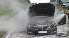 Kv�li po�áru osobního auta byla dálnice ve sm�ru na Prahu asi 20 minut zcela uzav�ena.