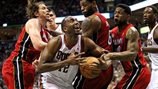 Luc Richard Mbah a Moute z Milwaukee v obklí�ení hrá�� Miami.