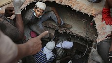 Záchranái ti dny po zícení budovy v Dháce vyprostili z trosek 45 ivých lidí.