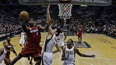 LeBron James z Miami dopravuje mí� do ko�e Milwaukee.
