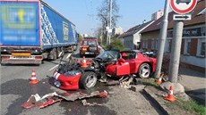 Nehoda Chrysleru Viper v Brnnské ulici v Hradci Králové.