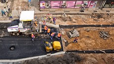 Na Dukelské ulici v Hradci Králové zali stavbai pokládat asfalt (23.4.2013).