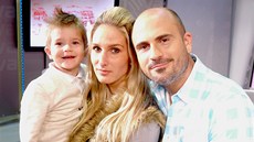 Ale� Lehký s man�elkou Janou a tém�� t�íletým synem Adamem p�i natá�ení po�adu