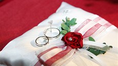 Prstýnky novoman�el� Novotných. 