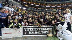 �AMPIONKY. Florbalistky Herbadentu slaví v O2 aren� vít�zství v superfinále nad