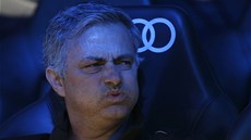 CO SE TO TAM DJE? Trenér José Mourinho sleduje zápas svého Realu Madrid proti
