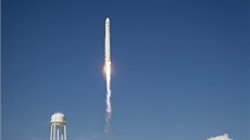 Soukromá raketa Antares vynáí na obnou dráhu model lodi Cygnus.