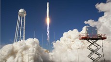 Soukromá raketa Antares vynáí do výky 250 km model lodi Cygnus.