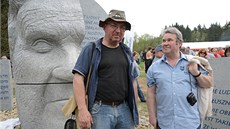 Autor sochy Radomír Dvořák (vlevo) a Haškův vnuk Richard (27. dubna 2013)