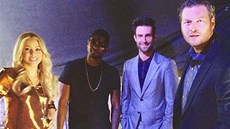 Shakira, Usher, Adam Levine a Blake Shelton v soutěži The Voice (17. dubna 2013)