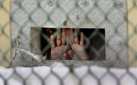 Podle britského lechtice Johna Reida stojí za konverzemi odsouzených obvykle samota a nehostinné prostedí vznice. Ilustraní foto