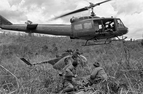 Vrtulník amerického seranta Johna Robertsona se zítil v roce 1969 na hranici...