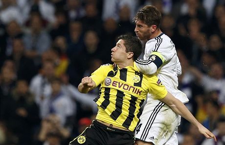 Sergio Ramosz Realu  (vpravo) a Robert  Lewandowski z Dortmundu v jednom z