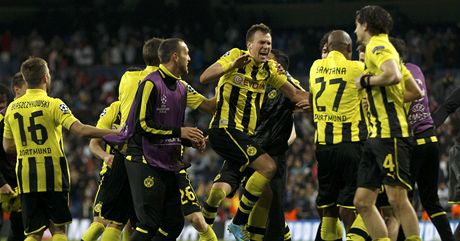 JSME VE FINÁLE. Fotbalisté Dortmundu se po semifinále na Realu Madrid radují z