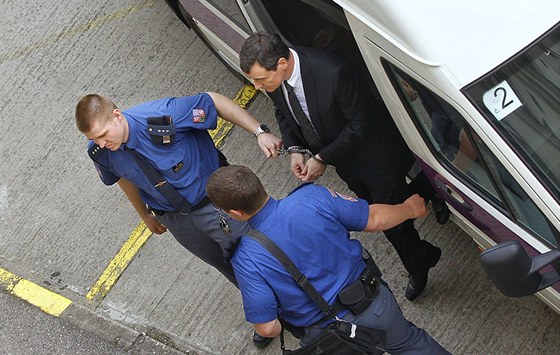 Policisté přivezli Davida Ratha na Krajský soud v Praze. (30. dubna 2013)
