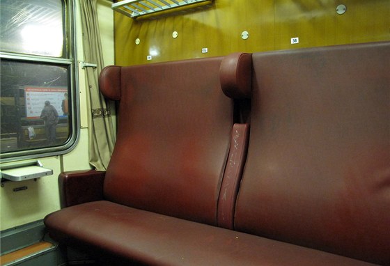 Staré koženkové sedačky jsou stále běžným standardem v rychlíkových spojích...